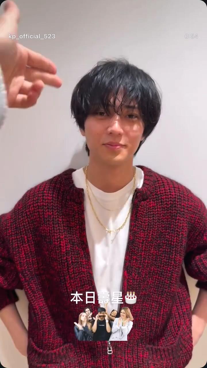 昨天受訪時兩人特別穿著紅色系服裝。（圖／翻攝自kp_official_523 IG）