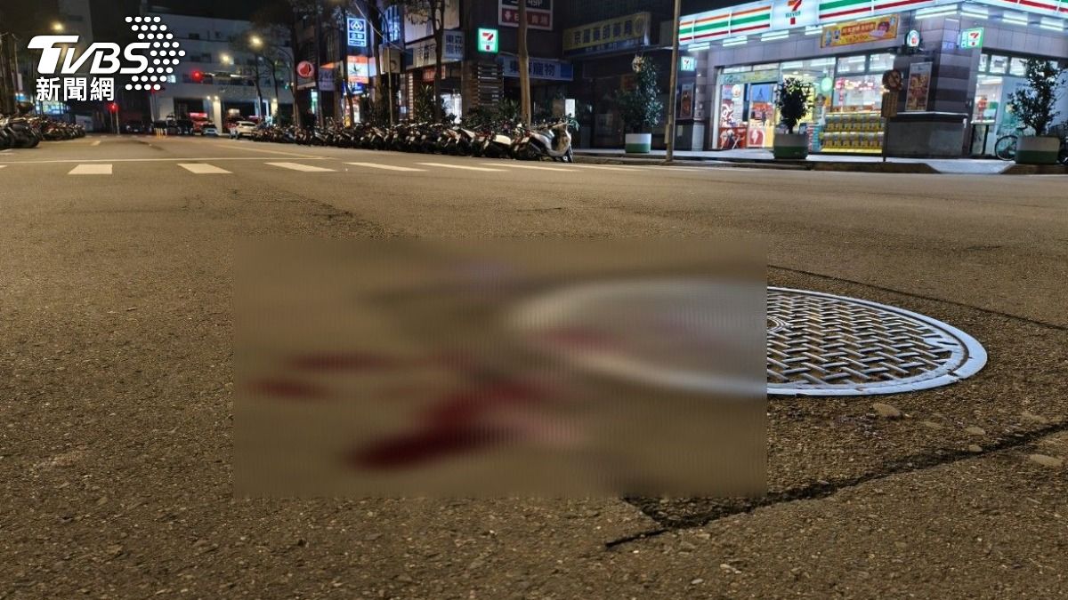 傷者方男遭7人追砍，血濺滿地。（圖／陳冠宇攝）