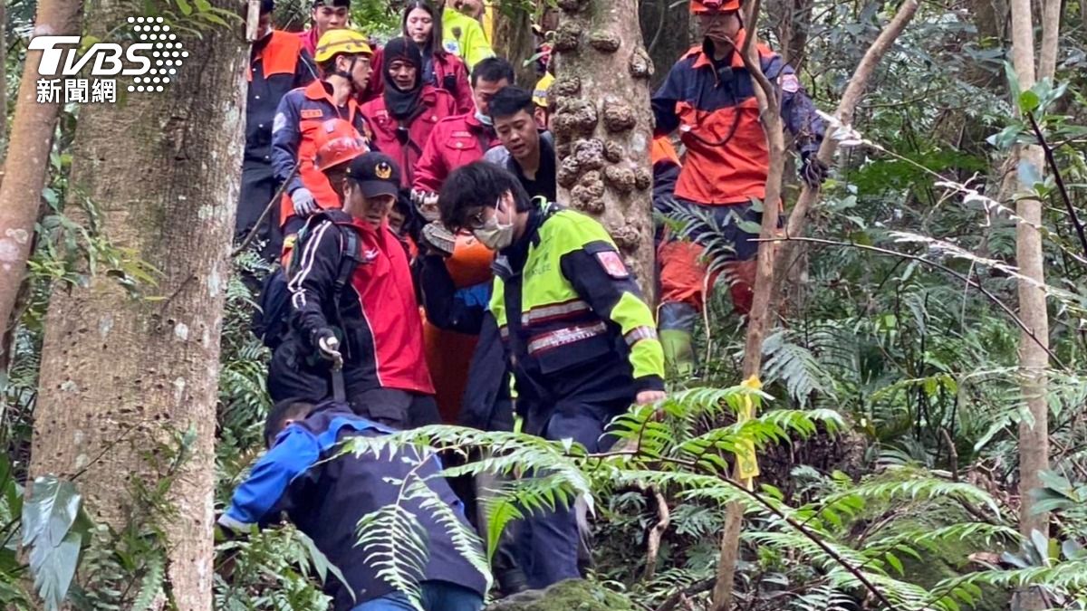 指南派出所警員徐駿霖、黃玉銓與警專實習生張皓清獲報緊急出動，與消防人員迅速展開救援行動。（圖／TVBS