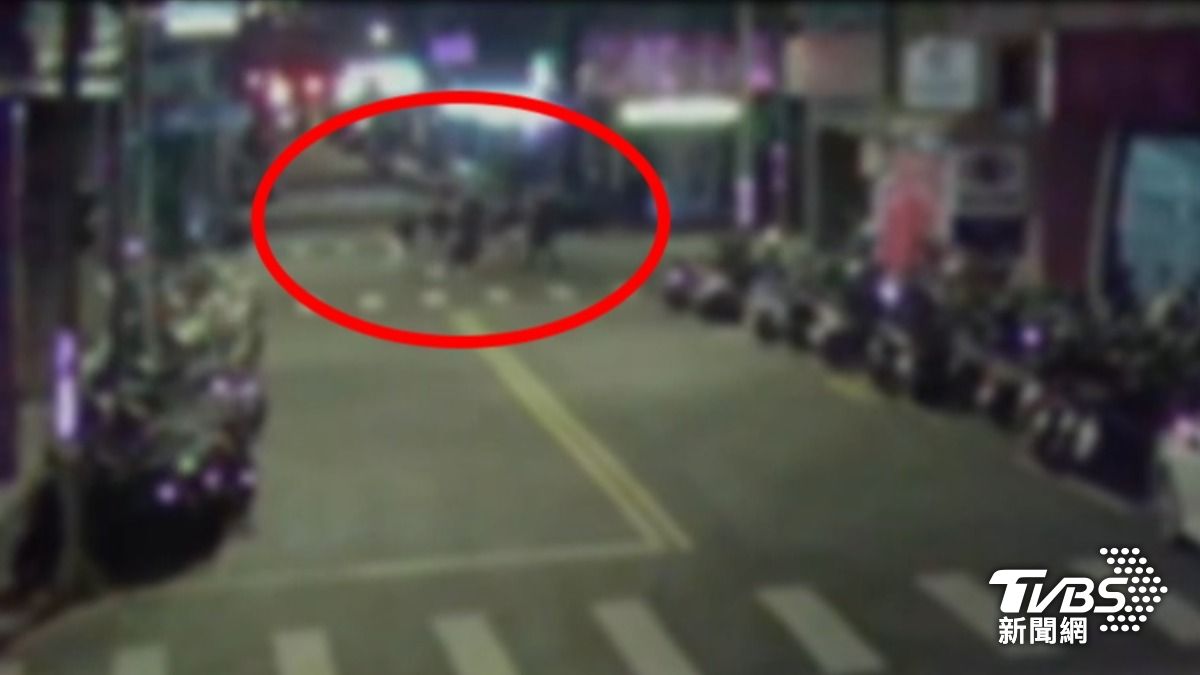 胡男等7人毆打並砍傷方男。（圖／TVBS）