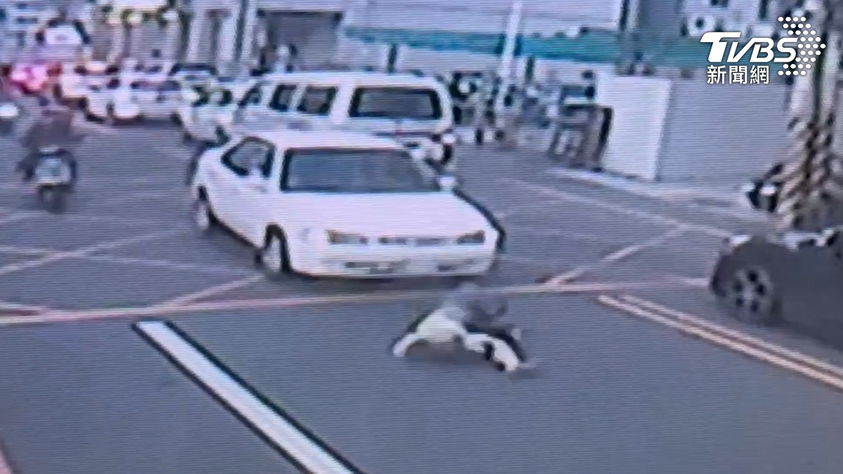 男童重摔在地。（圖／TVBS）