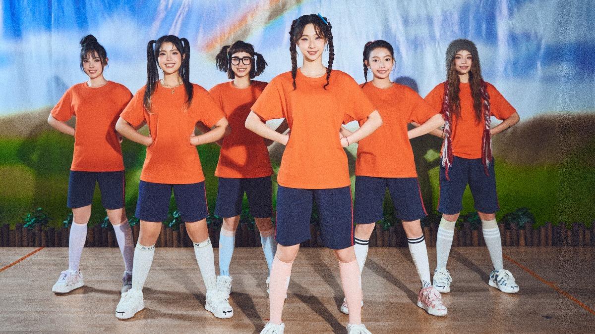 babyMINT穿上橘色運動服跳起「LUCY健康操」。（圖／華研國際提供）