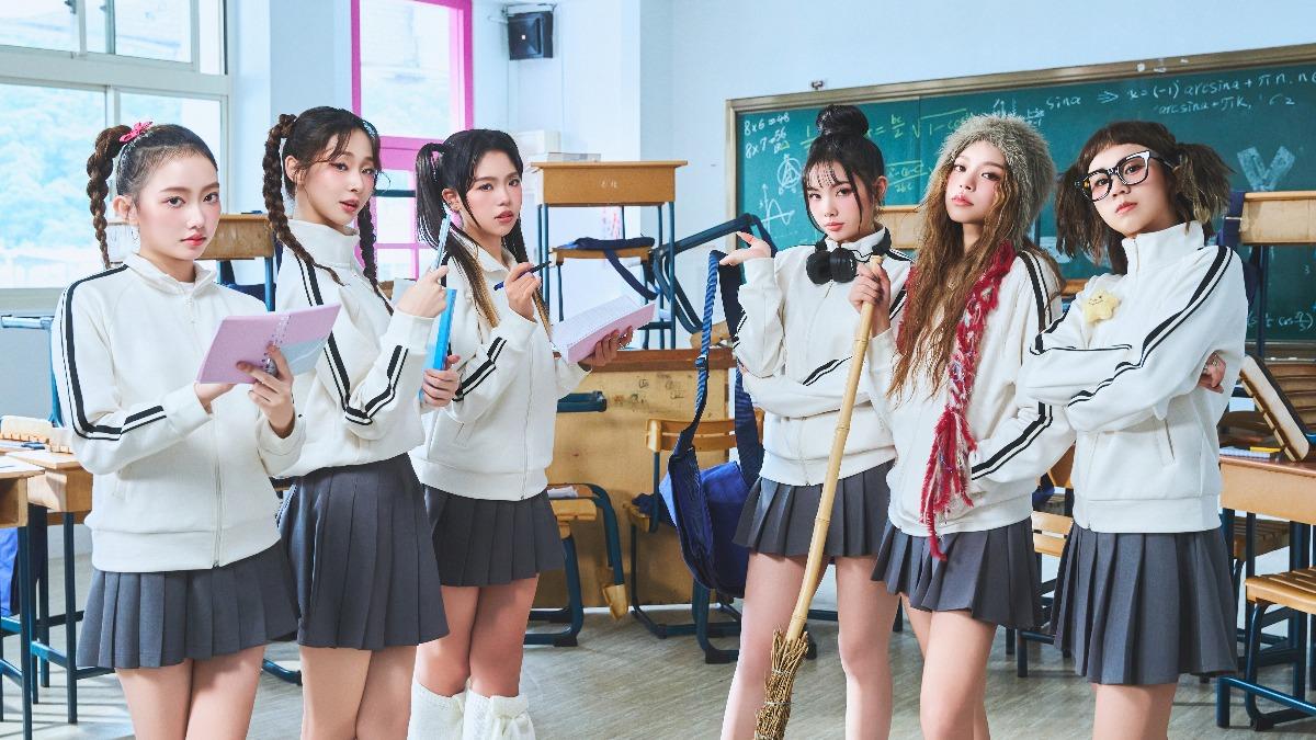 栩栩（左起）、熙妍、丞妘、Vikky、粼粼、品妡青春無敵，私下也相當無厘頭。（圖／華研國際提供）