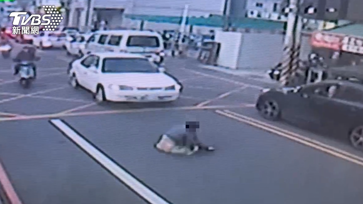 男童自行起身後離開。（圖／TVBS）