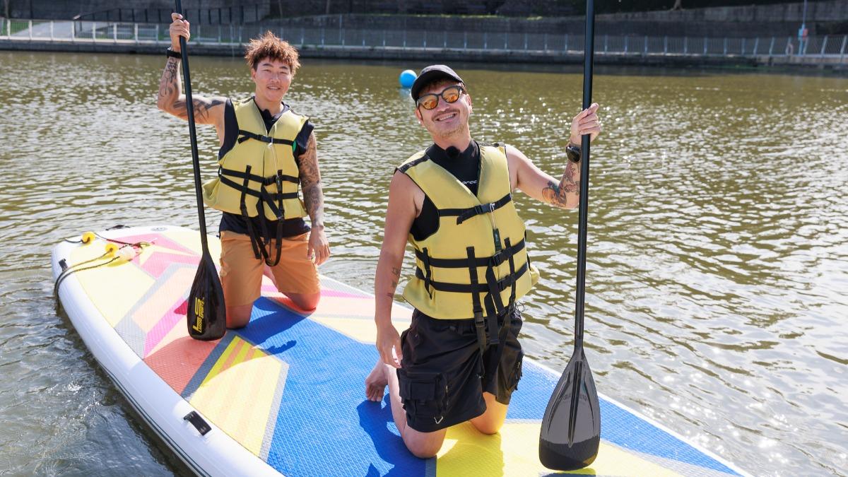 郭泓志（左）、KID挑戰SUP水上競賽。（圖／好看娛樂）