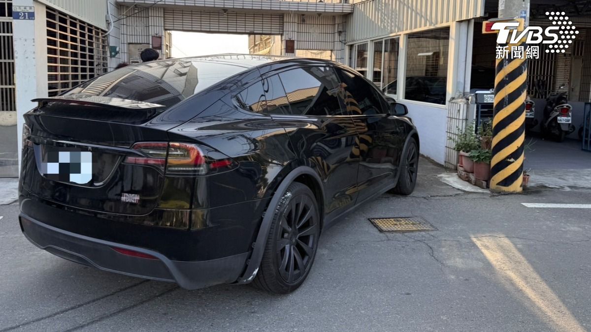 特斯拉和馬自達轎車發生碰撞。（圖／TVBS）