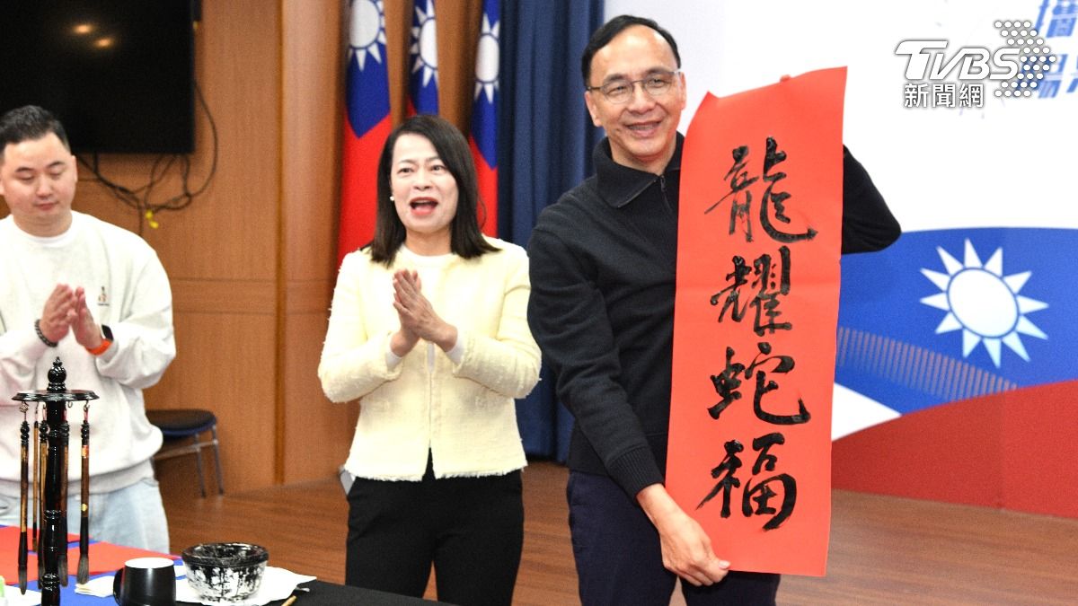 國民黨主席朱立倫率幹部一起揮毫寫春聯。（圖／胡瑞麒攝）