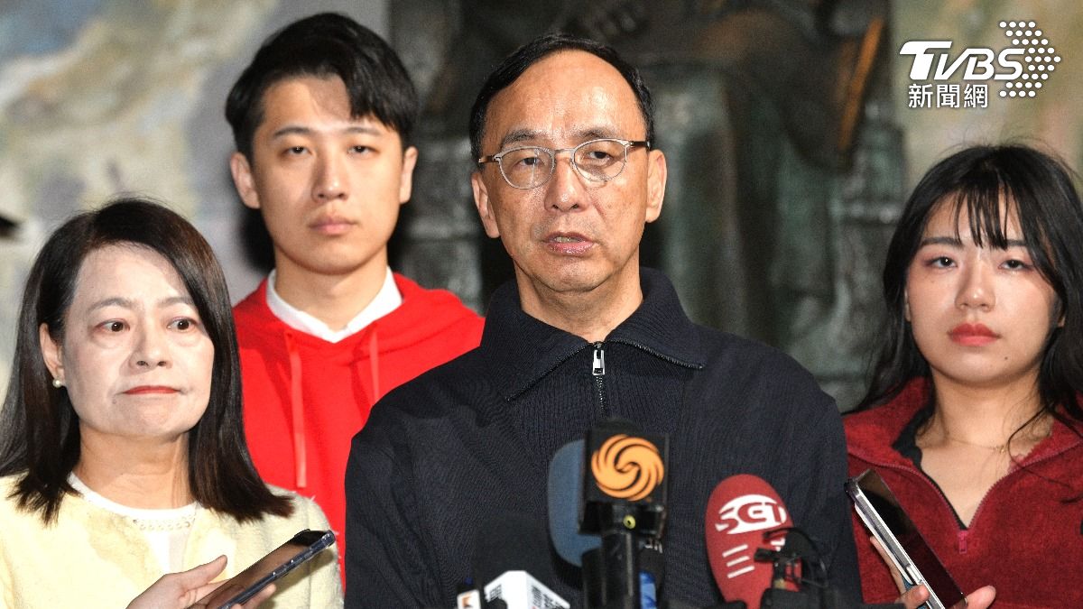 國民黨主席朱立倫率幹部一起揮毫寫春聯。（圖／胡瑞麒攝）