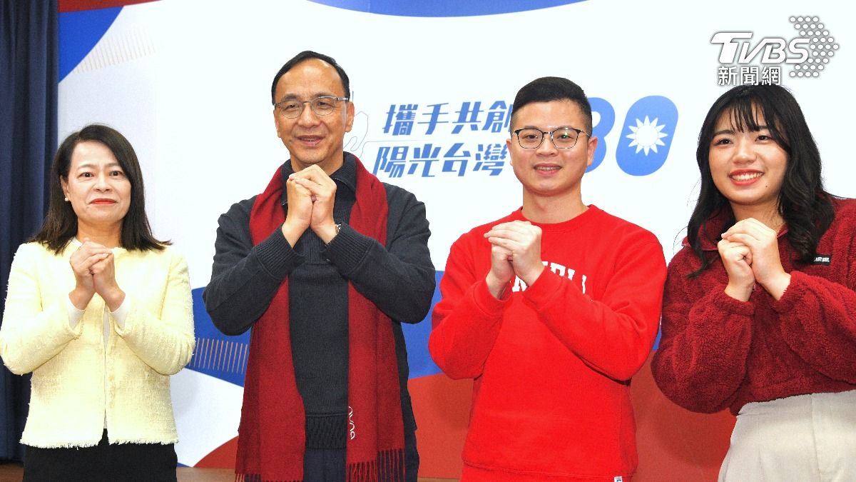 國民黨主席朱立倫率幹部一起揮毫寫春聯。（圖／胡瑞麒攝）