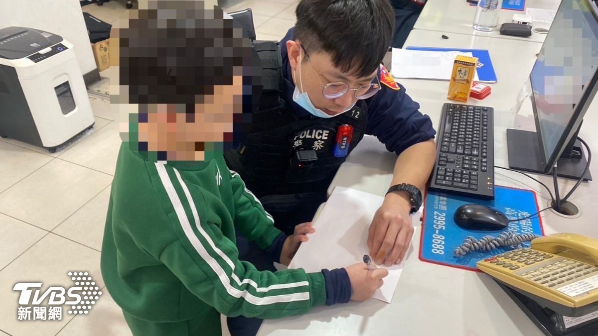 一名8歲男童日前與家人逛夜市時不慎走失。（圖／TVBS）