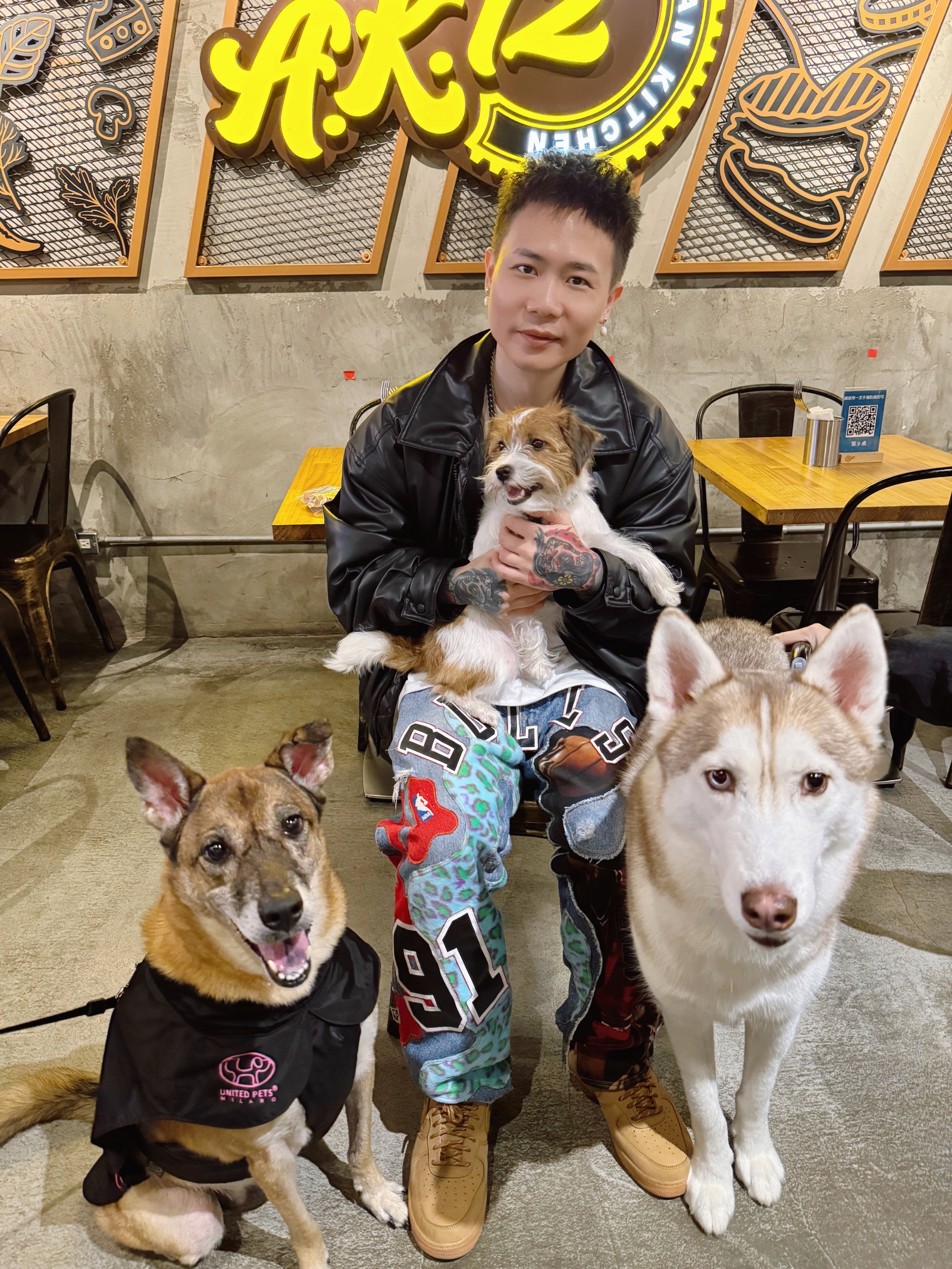 蕭秉治過去其實很怕狗，如今已能和3隻狗狗開心互動。（圖／相信音樂提供）