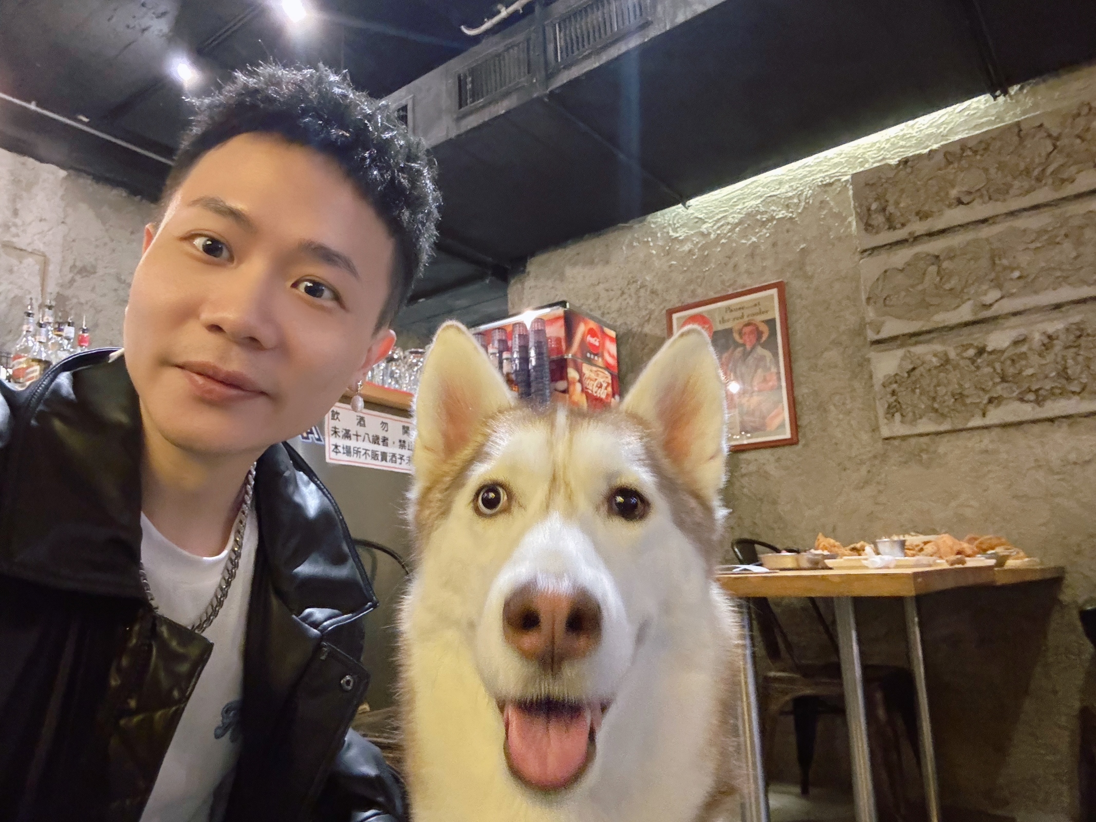 蕭秉治和高有翔的愛犬自拍成功。（圖／相信音樂提供）