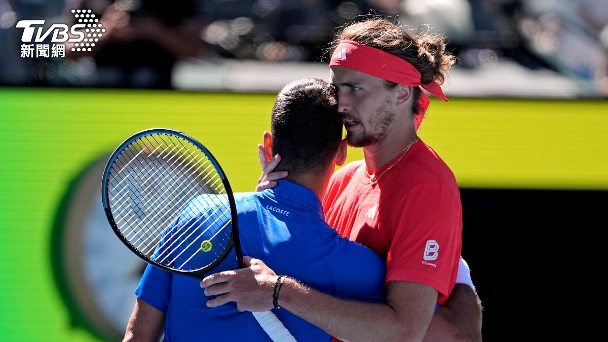 獲勝的茲維列夫（右）賽後受訪時也特別為喬科維奇（左）發聲。（圖／達志影像美聯社）