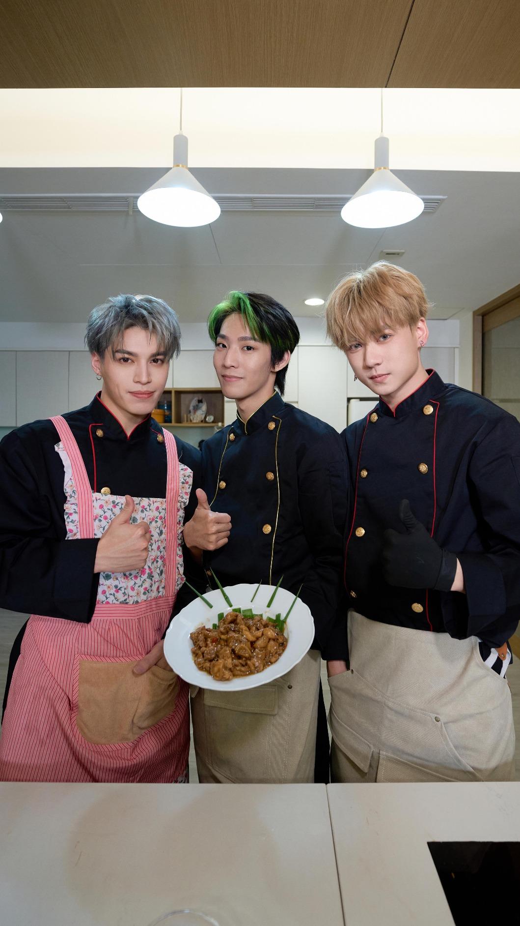 哲言（左起）、煥鈞、祖安烹調左宗棠雞，被虧是暗黑雞料理。（圖／索尼音樂提供）