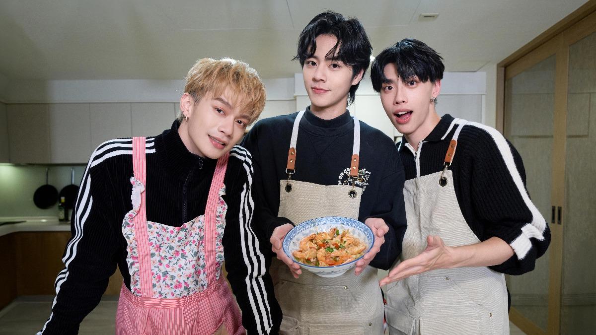 子翔(左起）、佳辰和文廷以蒜蓉蒸蝦拿下勝利。（圖／索尼音樂提供）