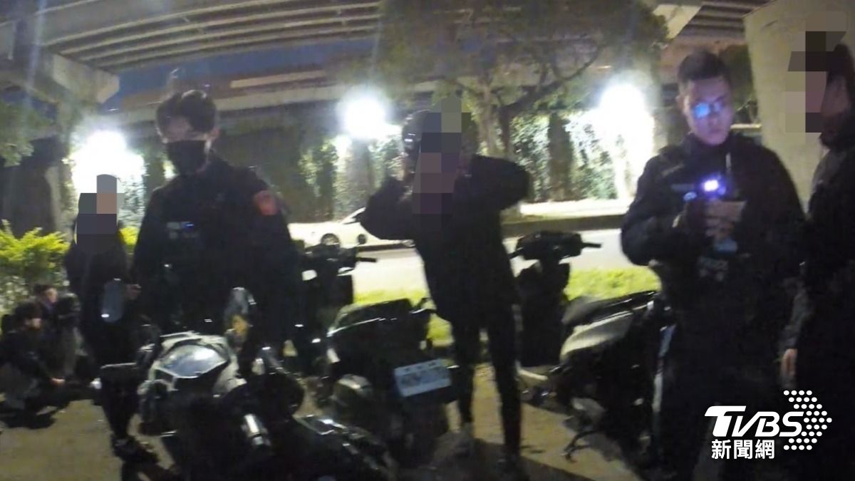 警方查獲涉案的10名青年。（圖／TVBS）