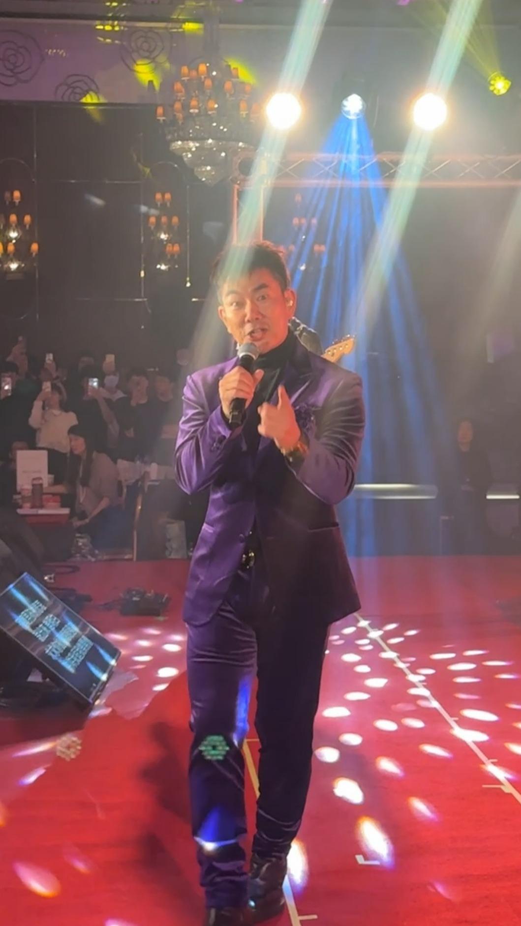 科技業尾牙找來任賢齊演唱。（圖／翻攝自艾力克斯臉書）