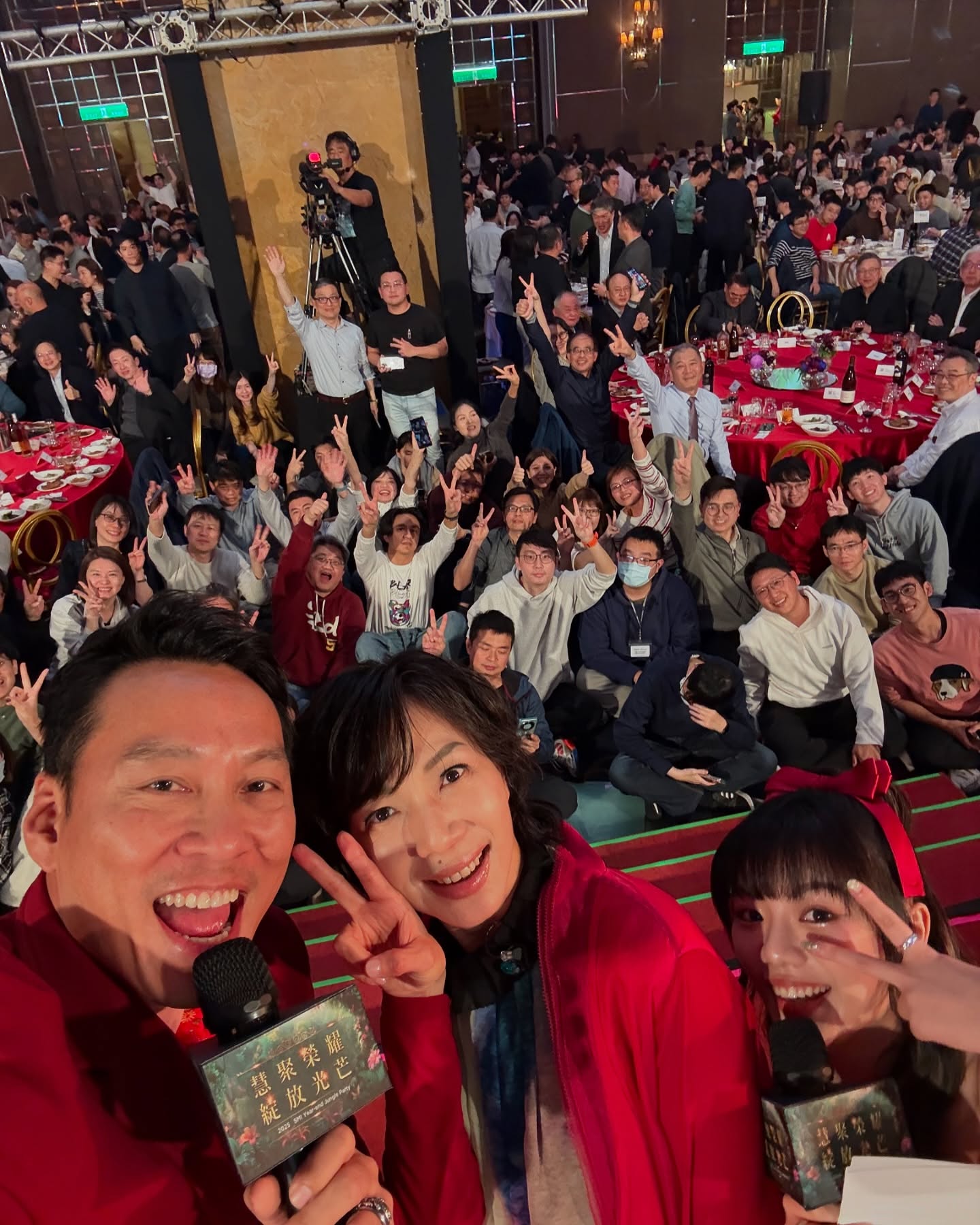 艾力克斯（左）被尾牙大紅包驚呆。（圖／翻攝自艾力克斯臉書）