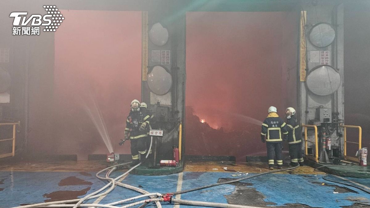 消防員持續灌水救火中。（圖／TVBS）