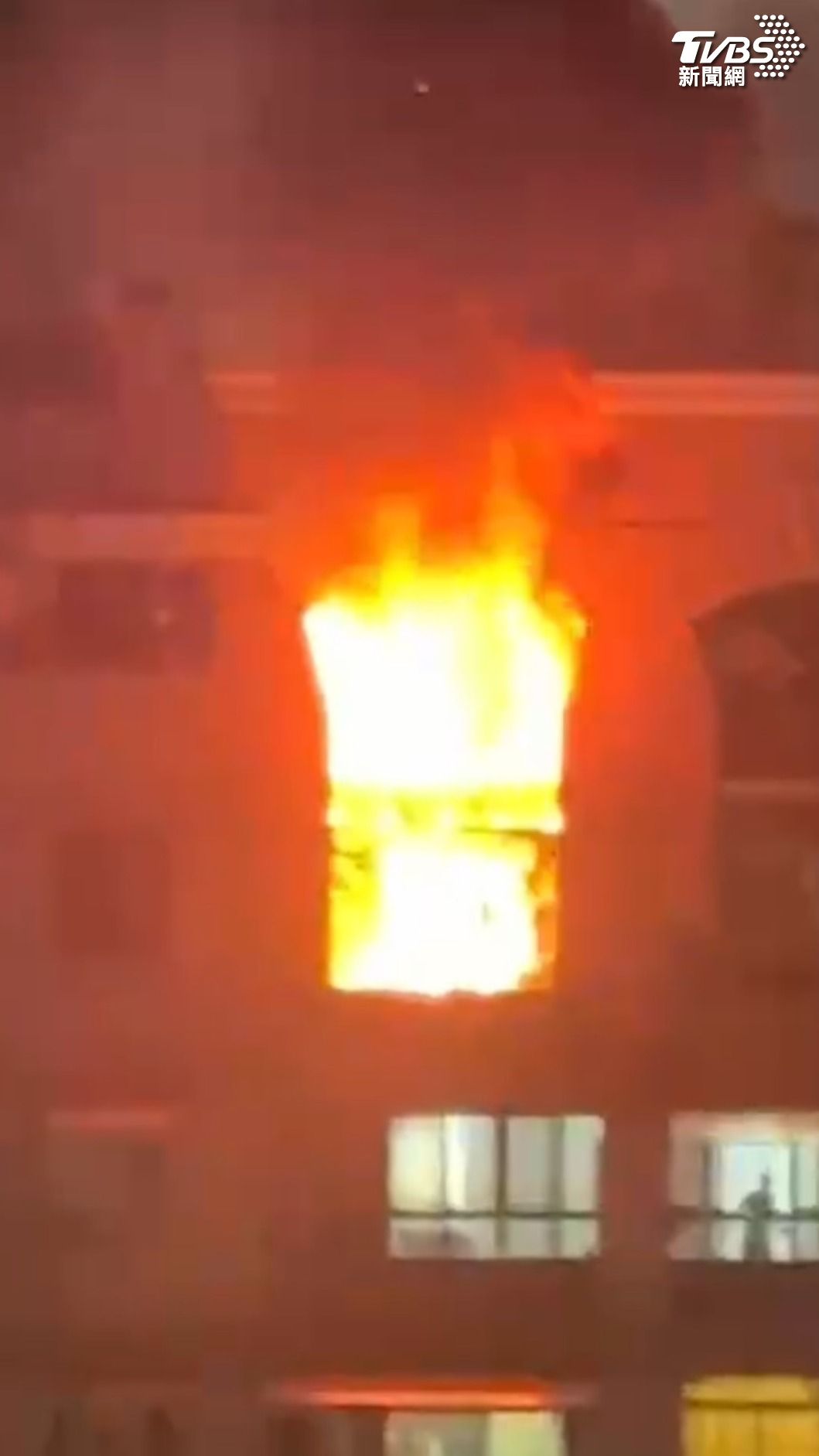 火警發生時有民眾目擊樓下住戶仍在觀望。（圖／民眾授權提供）