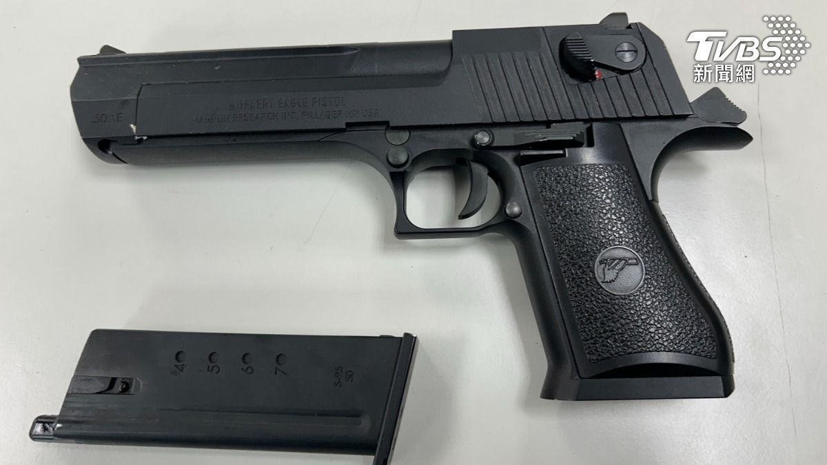 警方查扣作案用空氣槍一支。（圖／TVBS）