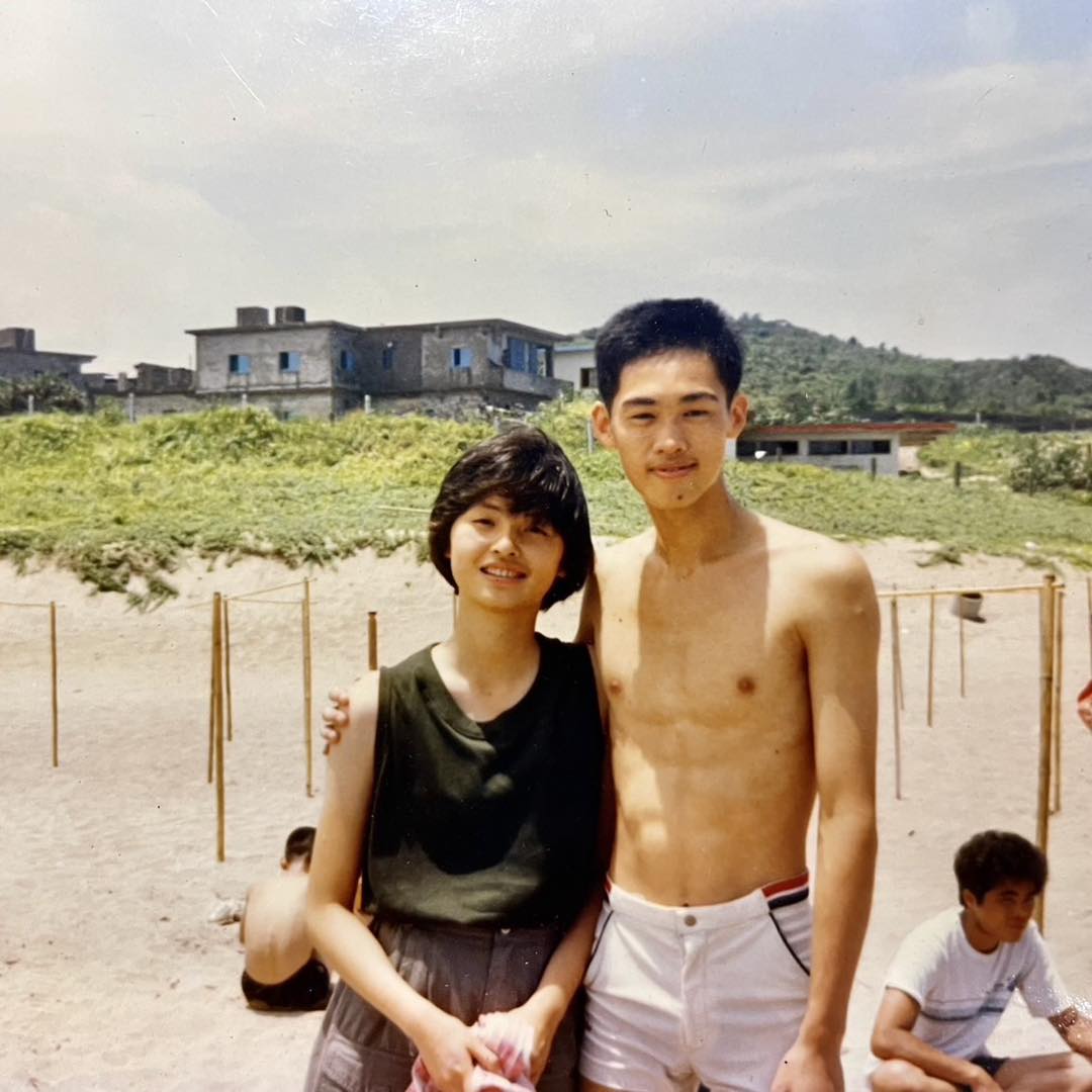 何如芸曬出40年前合影的照片。（圖／翻攝自何如芸臉書）