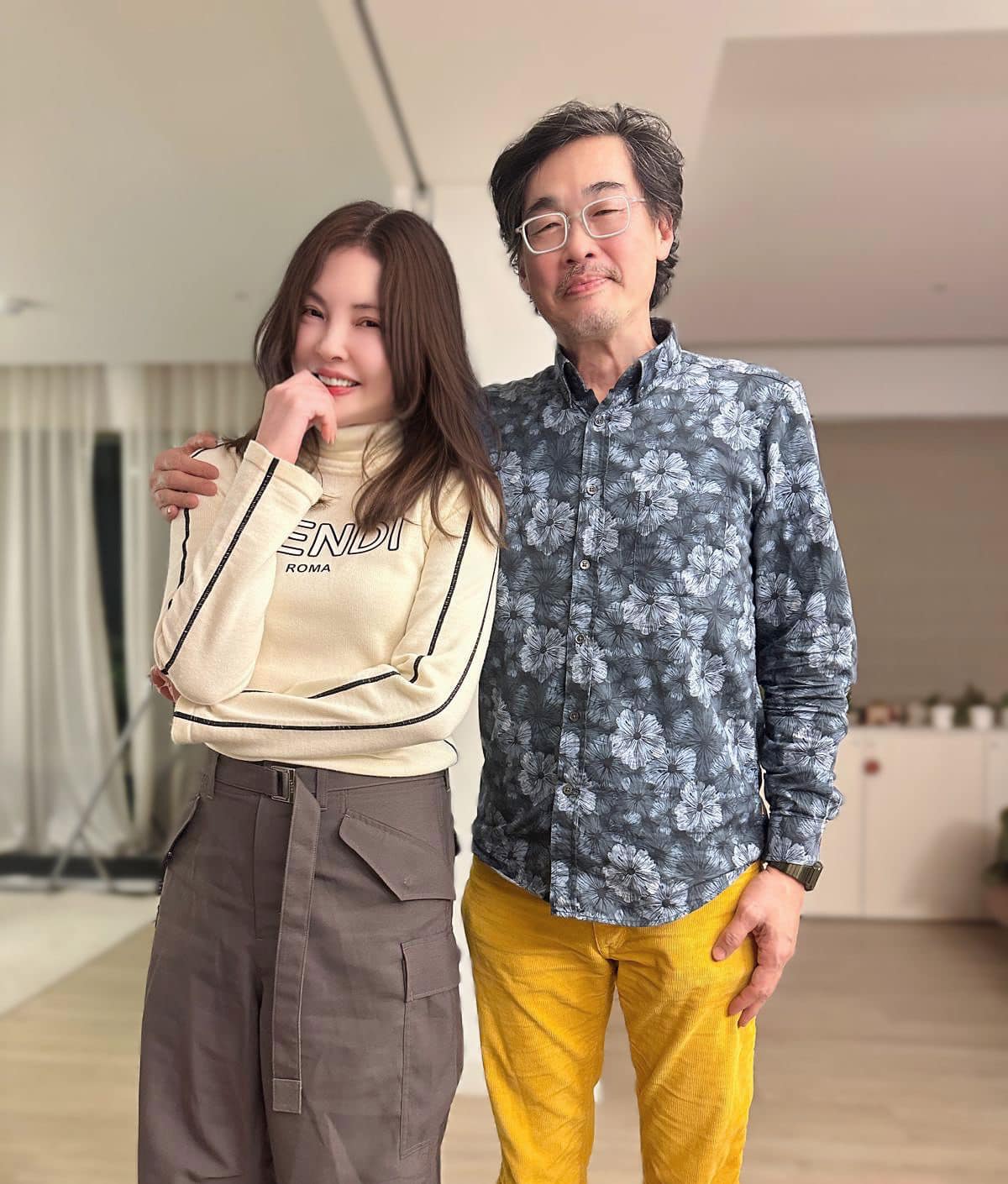 何如芸開心靠在老友身旁。（圖／翻攝自何如芸臉書）