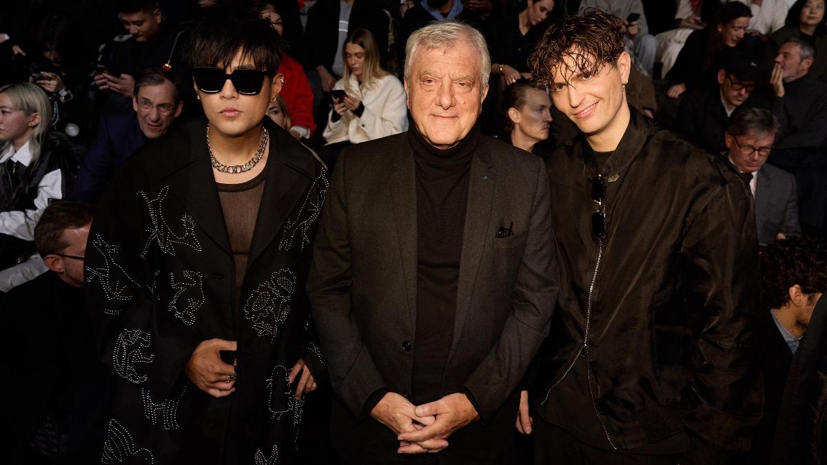 周杰倫（左起）和LVMH時尚集團CEO Sidney Toledano以及法國演員拉斐爾奎納相見歡。（圖／杰威爾提供）