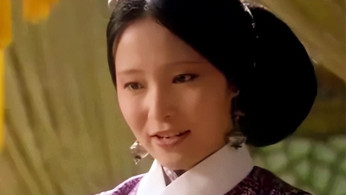 皇后宮女剪秋因為梳著超大髮髻，被戲稱為「一個頭兩個大」。（圖／翻攝自微博）