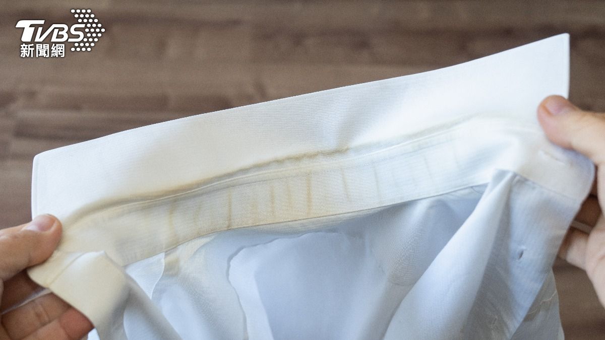 髒污明顯的部分朝外，特別是襯衫的領口和袖口。（圖／達志影像Shutterstock）