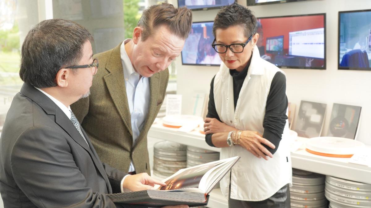 哈佛電影檔案館館長海登蓋斯（中）特特地飛來會面。（圖／國影中心提供）