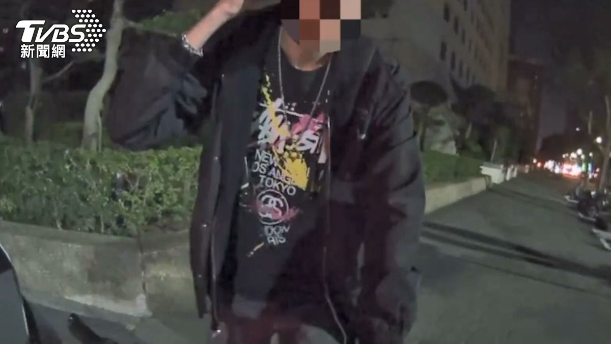 騎士因為在人行道上騎單車，才會被警方攔下。（圖／TVBS）