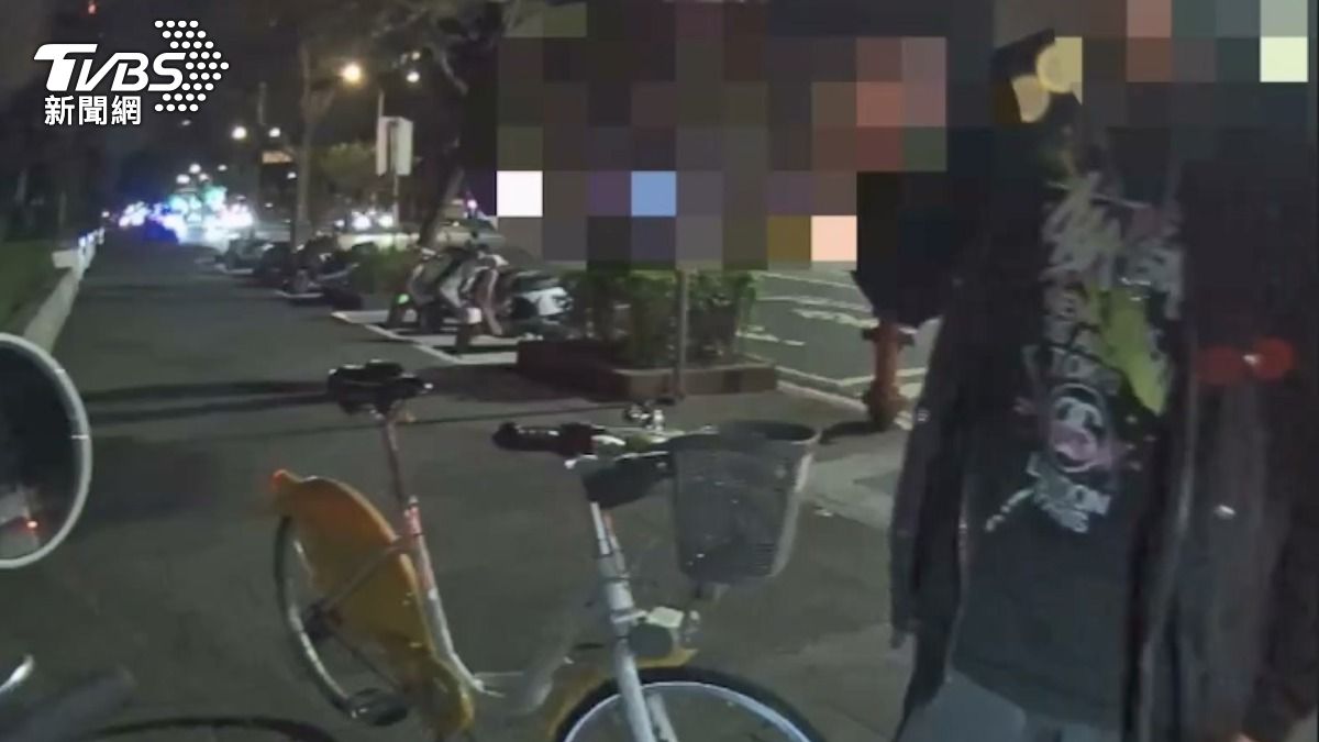 員警現場開罰。（圖／TVBS）