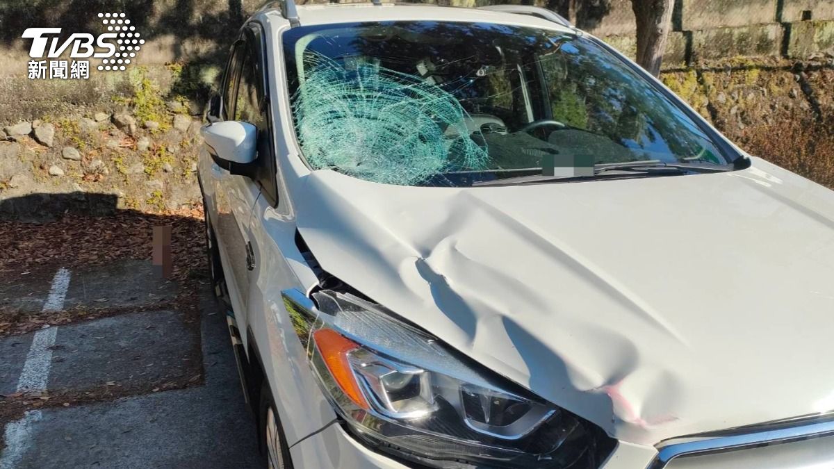 肇事車輛玻璃碎裂板金凹陷。（圖／TVBS）