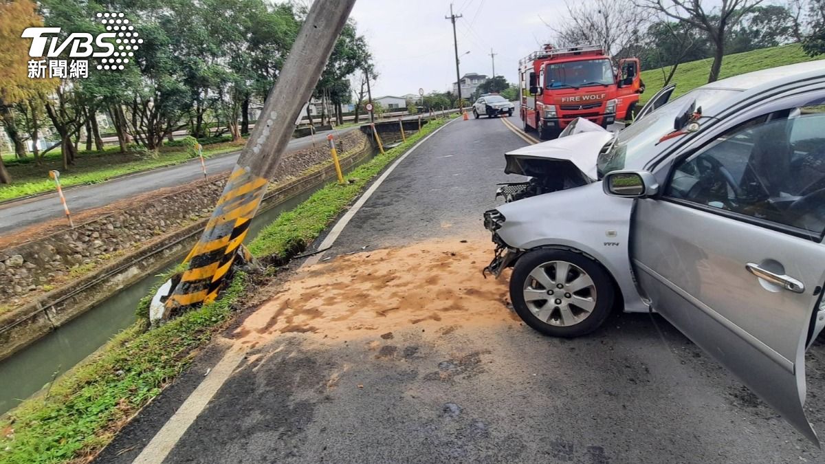 電桿傾斜，所幸無造成宜蘭地區停電。（圖／TVBS）