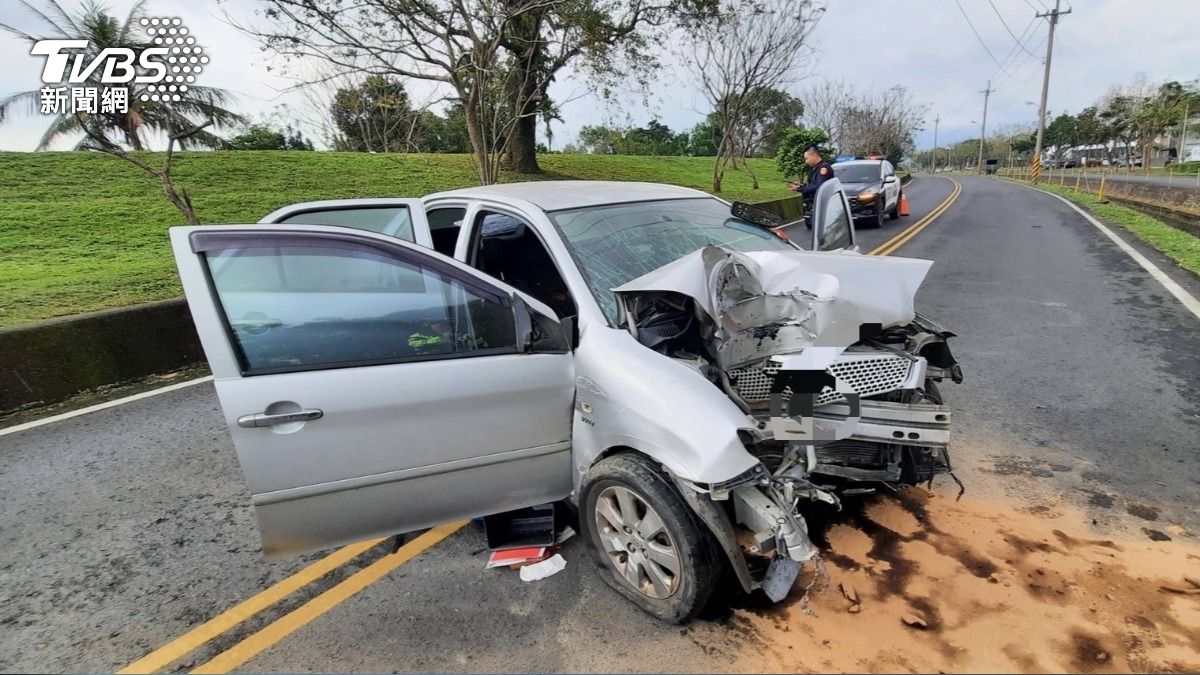 小客車自撞，車頭近乎全毀。（圖／TVBS）