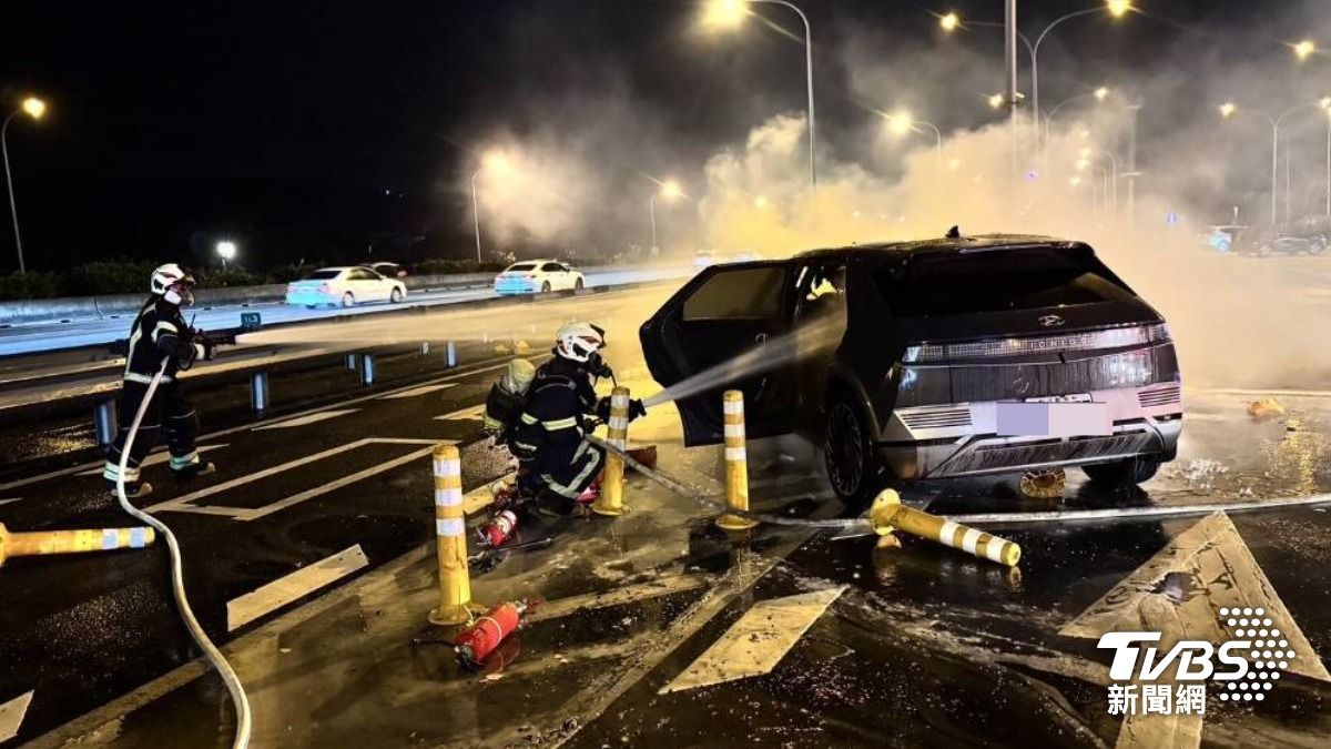 楊梅休息站火燒車。（圖／TVBS）