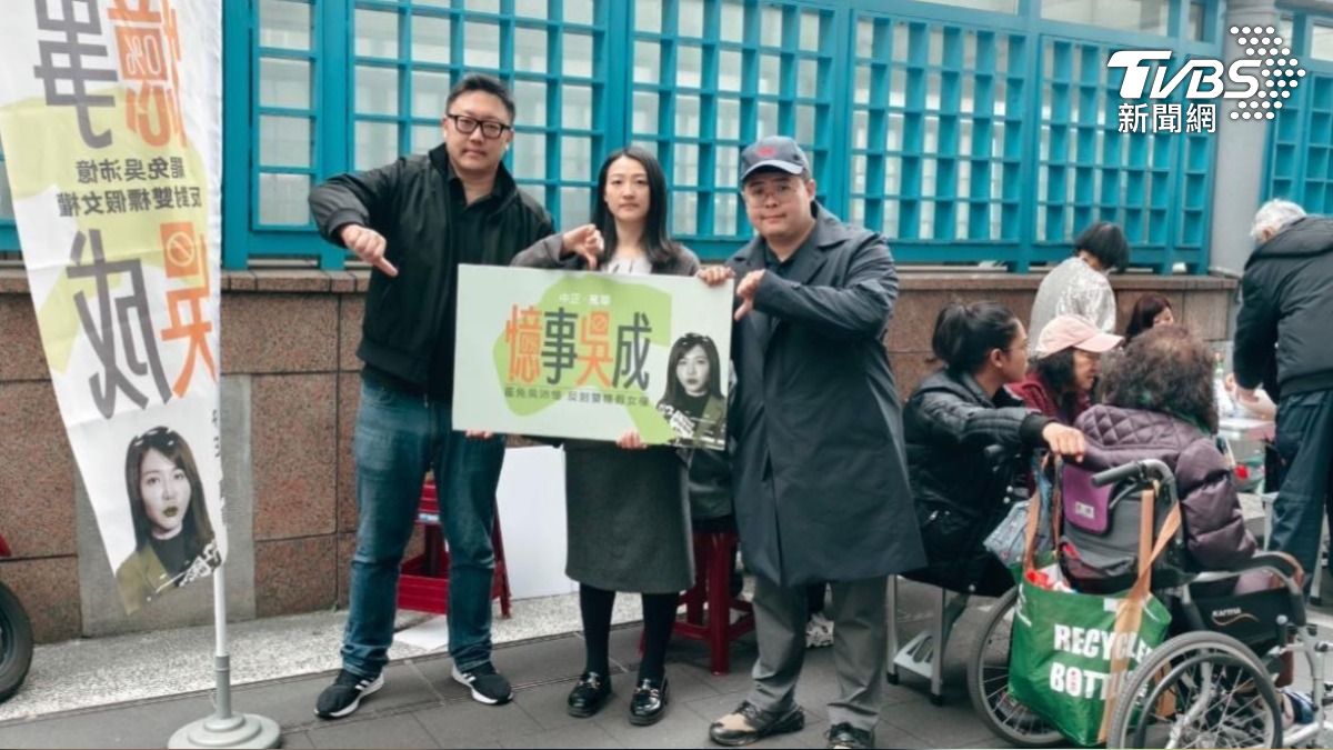 「憶事吳成 x 蟾蜍剋星」團隊罷免吳沛憶在南門市場前擺設連署站。（圖／取自臉書「蟾蜍剋星 鏟除雙吳」）