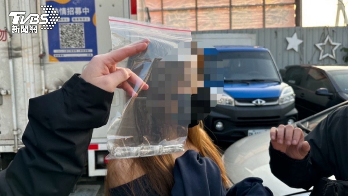 警方逮捕全身有多處刺青的女毒販，查扣3顆依托咪酯煙彈。（圖／TVBS）