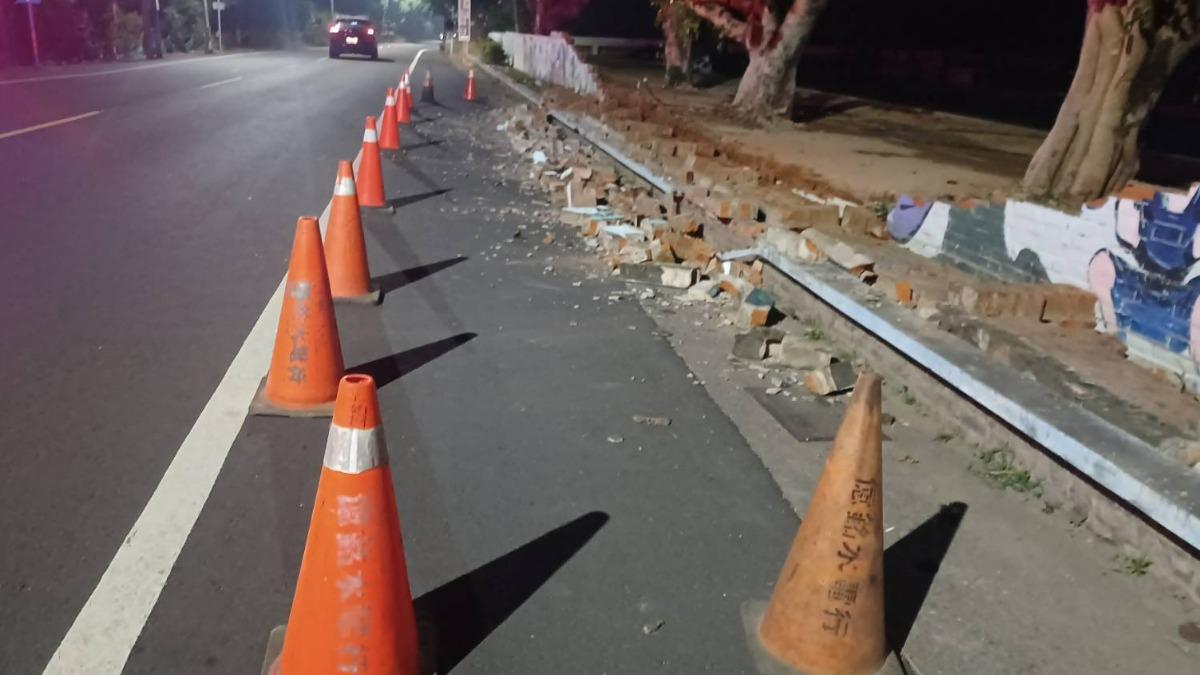 東原國中傳出大馬路旁的紅磚圍牆被震垮。（圖／民眾提供）