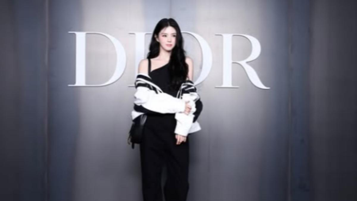 韓韶禧穿著黑白賽車服配單肩背心看秀，中性又時尚。（圖／翻攝自IG）