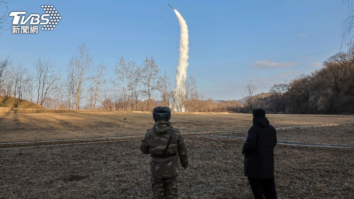 北韓25日又射飛彈，金正恩親自督導。（圖／達志影像美聯社）
