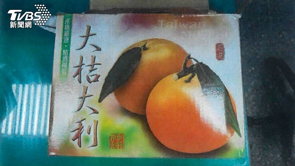 男子將7包K他命毒品裝進茶葉袋內，再塞進水果禮盒內。（圖／TVBS）