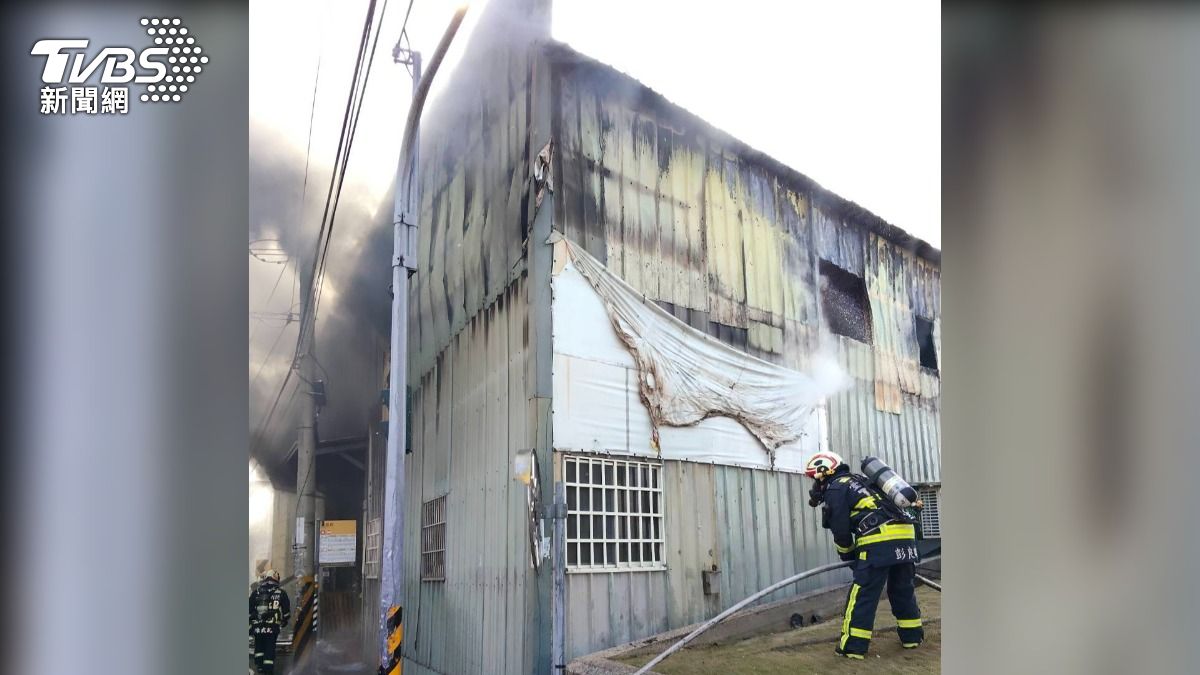 鐵皮屋被燻到焦黑。（圖／TVBS）