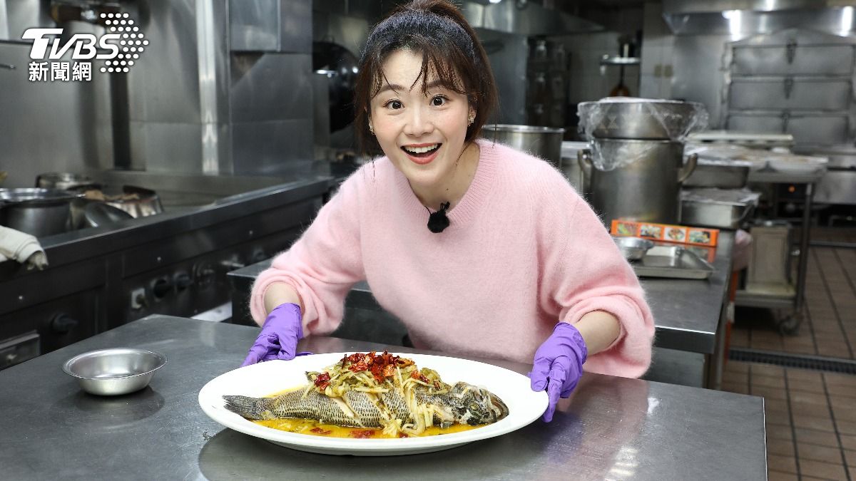 楊小黎示範年菜。（圖／張哲鳴攝）