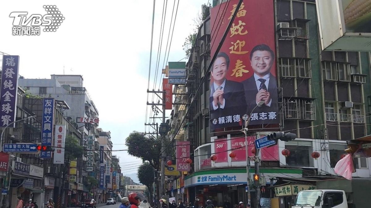 張志豪與賴清德合掛拜年看板。（圖／張志豪提供）