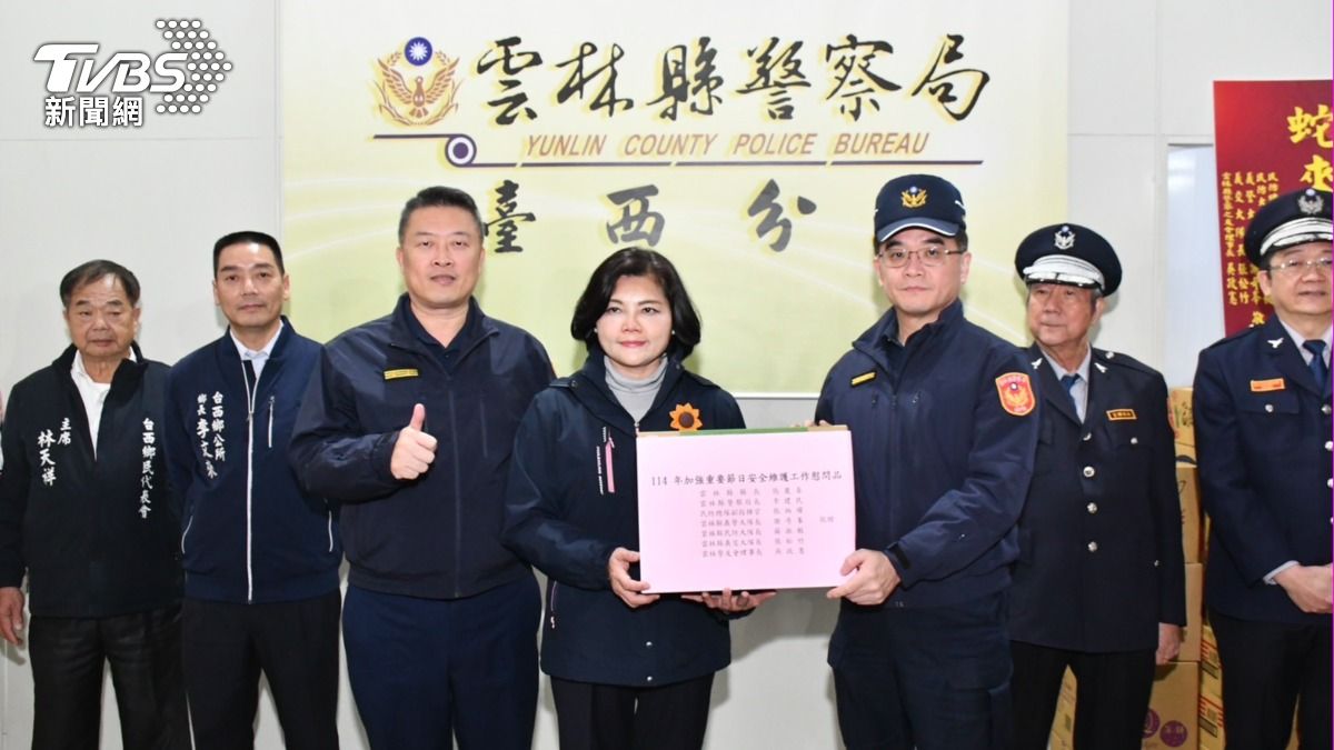 張麗善前往各分局慰問。（圖／TVBS）