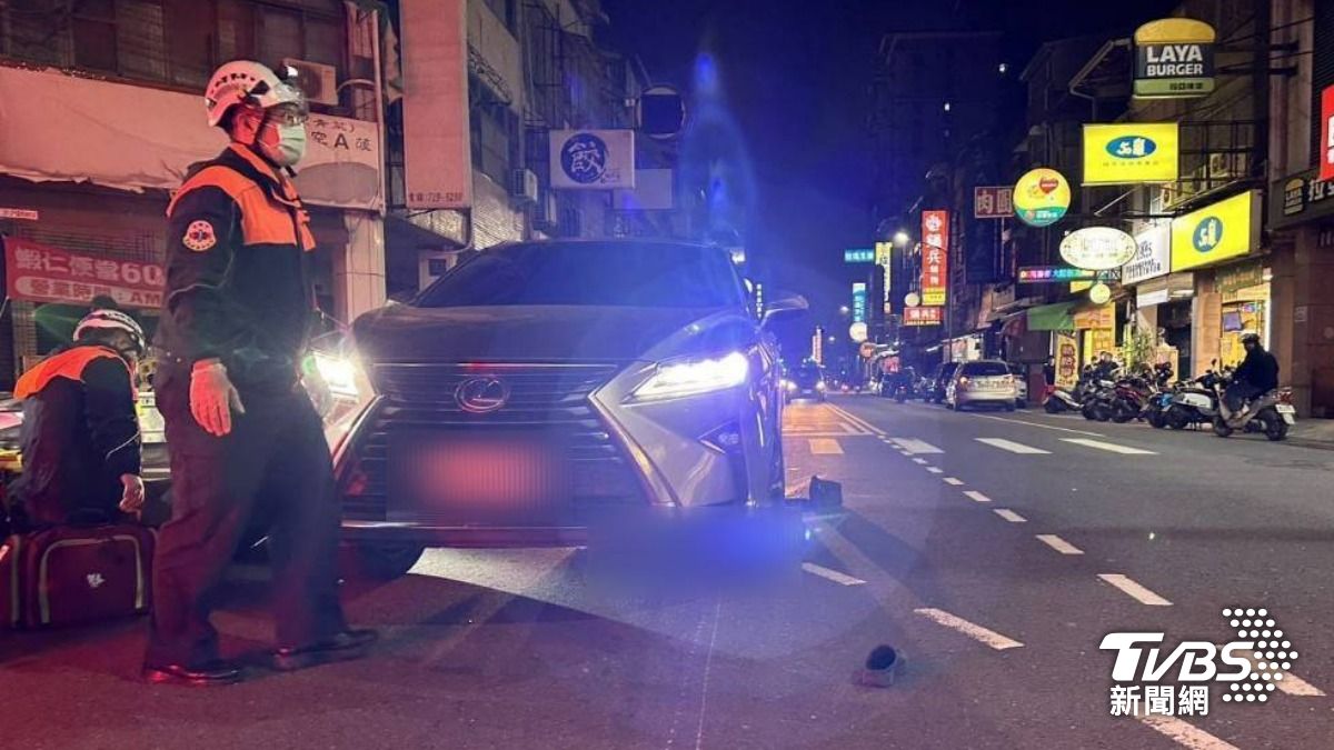 後方47歲邱男駕駛轎車疑似未注意，直接輾過人。（圖／TVBS）