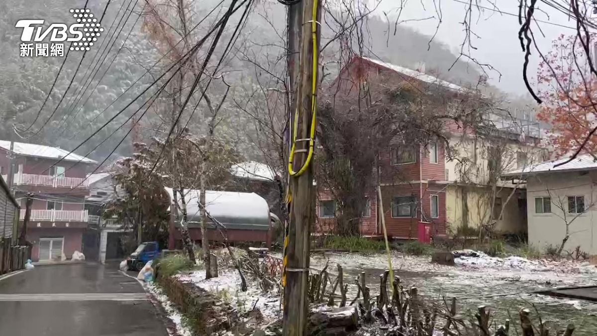 新竹泰崗部落下雪，猶如夢幻仙境。（圖／TVBS）