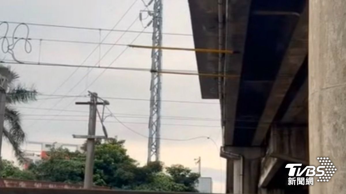 台鐵善化公路上有線電視的電纜線掉落。（圖／民眾提供）